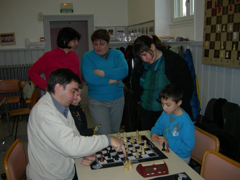 Echecs et Mat en Alsace.Nationale III jeunes.Mulhouse le  17 mars 2013 - Echiquier ledonien dscn3563.jpg (large)