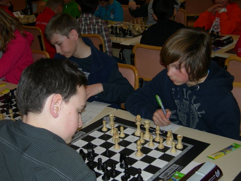 Echecs et Mat en Alsace.Nationale III jeunes.Mulhouse le  17 mars 2013 - Echiquier ledonien dscn3575.jpg (large)