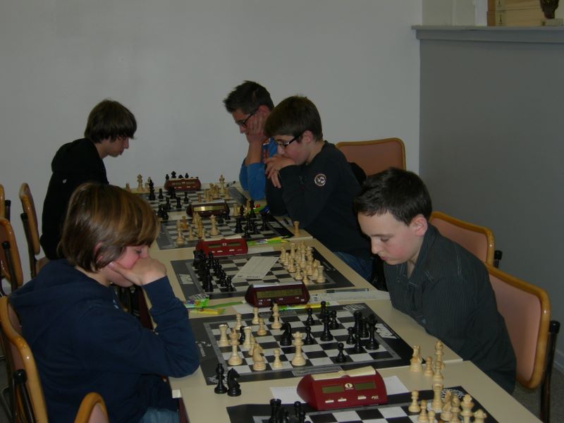 Echecs et Mat en Alsace.Nationale III jeunes.Mulhouse le  17 mars 2013 - Echiquier ledonien dscn3584.jpg (large)