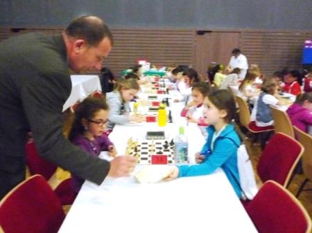 Championnat de France des jeunes 2013. Saint Paul les Trois Châteaux - Echiquier ledonien 18petites_poussines.jpg (large)