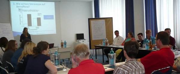 Congrès Echecs Féminins Kassel Allemagne. Du 5 au 7 septembre 2014 à Kassel. - Echiquier ledonien 9_psychologie_avec_gmf_ekaterina_yussupow.jpg (large)