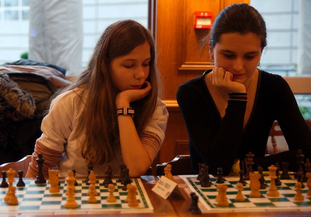 Nino Maisuradze, trois fois championne de France d’Echecs a affrontée en simultanée 24 adversaires - Echiquier ledonien nino__19_.jpg (large)