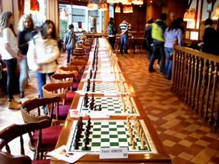 Nino Maisuradze, trois fois championne de France d’Echecs a affrontée en simultanée 24 adversaires - Echiquier ledonien nino__3_.jpg (large)