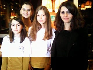 Nino Maisuradze, trois fois championne de France d’Echecs a affrontée en simultanée 24 adversaires - Echiquier ledonien nino__4_.jpg (large)